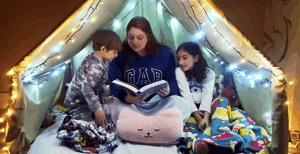 Cabana com canos de PVC e tecidos na Fábrica de Brinquedos