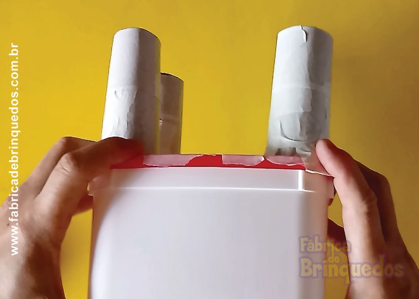 Depois de fixar os rolos, passe a fita crepe por tudo. or tudo.