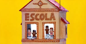 Escola feita com caixa de sapato e alunos feitos com prendedores de roupa na Fábrica de Brinquedos