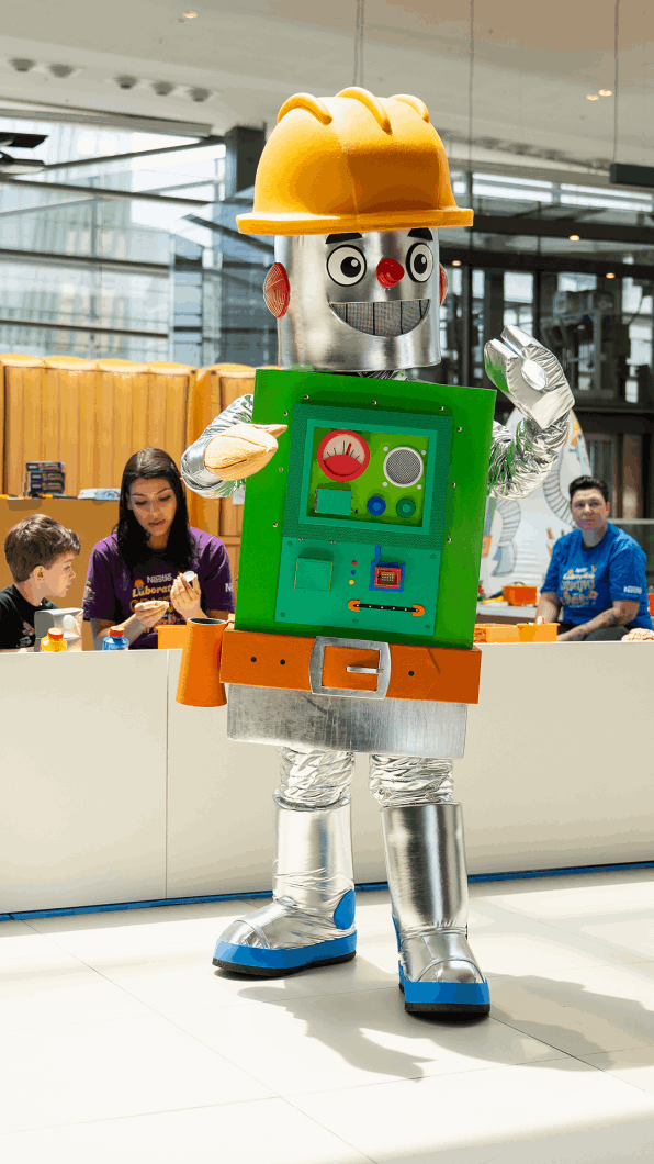 Nossas oficinas, com duas horas de duração, são conduzidas por monitores experientes em um ambiente totalmente seguro e divertido. E, para deixar o clima do evento ainda mais mágico, contamos com a participação especial de Paulo Netho, contador de histórias e escritor, responsável por fazer a garotada embarcar em aventuras fantásticas durante as oficinas de criação.