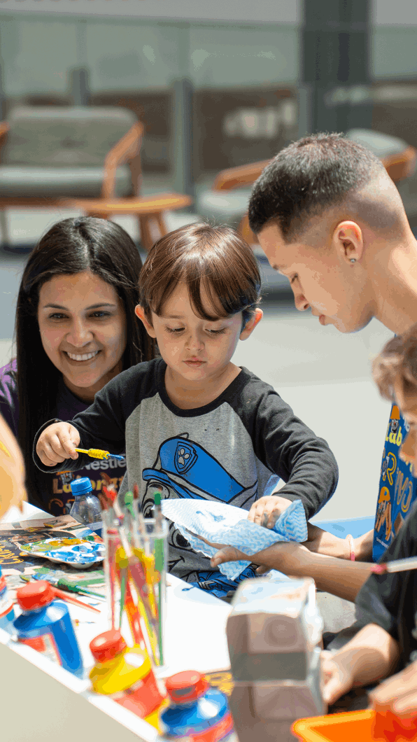 Nossas oficinas, com duas horas de duração, são conduzidas por monitores experientes em um ambiente totalmente seguro e divertido. E, para deixar o clima do evento ainda mais mágico, contamos com a participação especial de Paulo Netho, contador de histórias e escritor, responsável por fazer a garotada embarcar em aventuras fantásticas durante as oficinas de criação.
