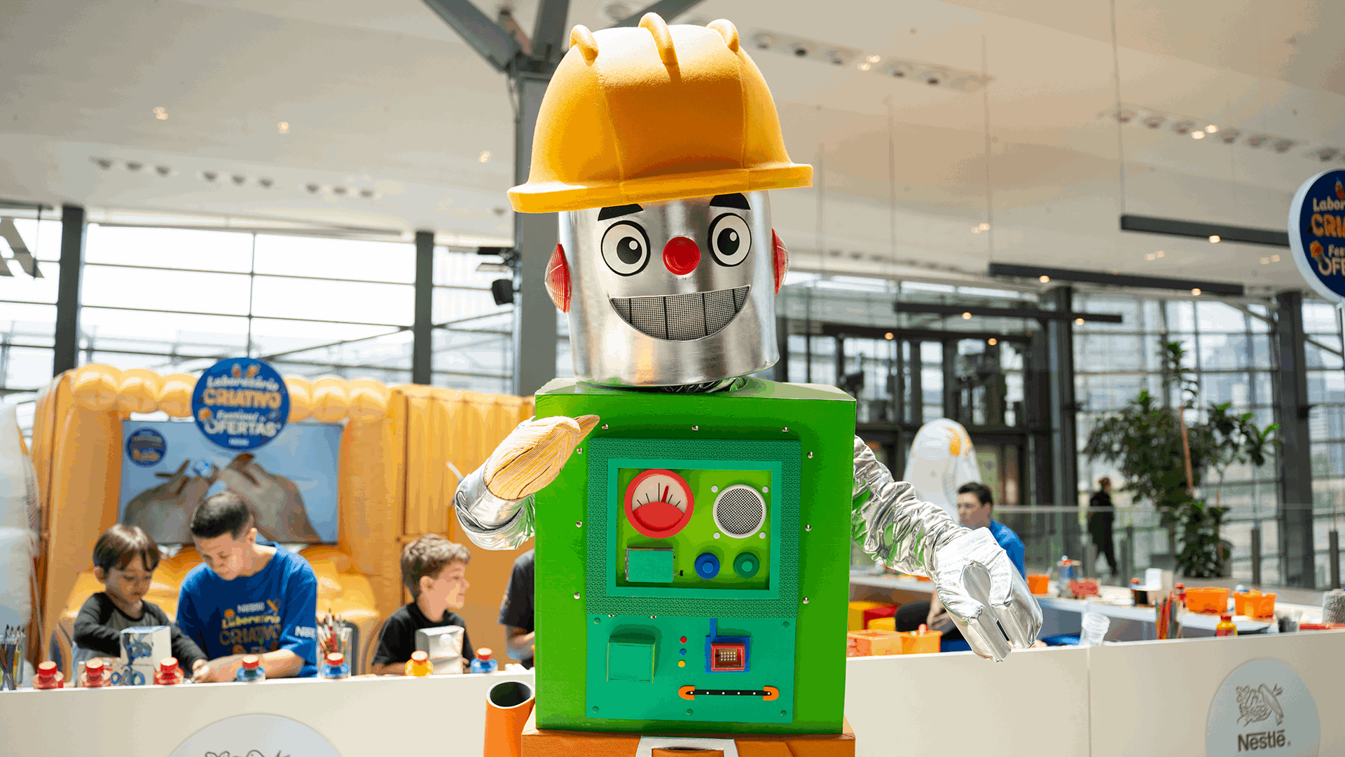 O Mês das Crianças chega com uma novidade imperdível para os pequenos e também para quem se preocupa com o futuro do planeta! Uma parceria entre a Fábrica Makers e a Nestlé lança o Laboratório Criativo Itinerante, uma experiência educativa que transforma supermercados em verdadeiros espaços de imaginação e aprendizado sobre reciclagem e reaproveitamento de materiais.